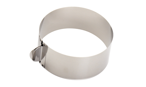 Anello regolabile in acciaio inox flessibile. Diametro minimo 16.5 cm. Diametro massimo 32 cm. Altezza 7 cm.